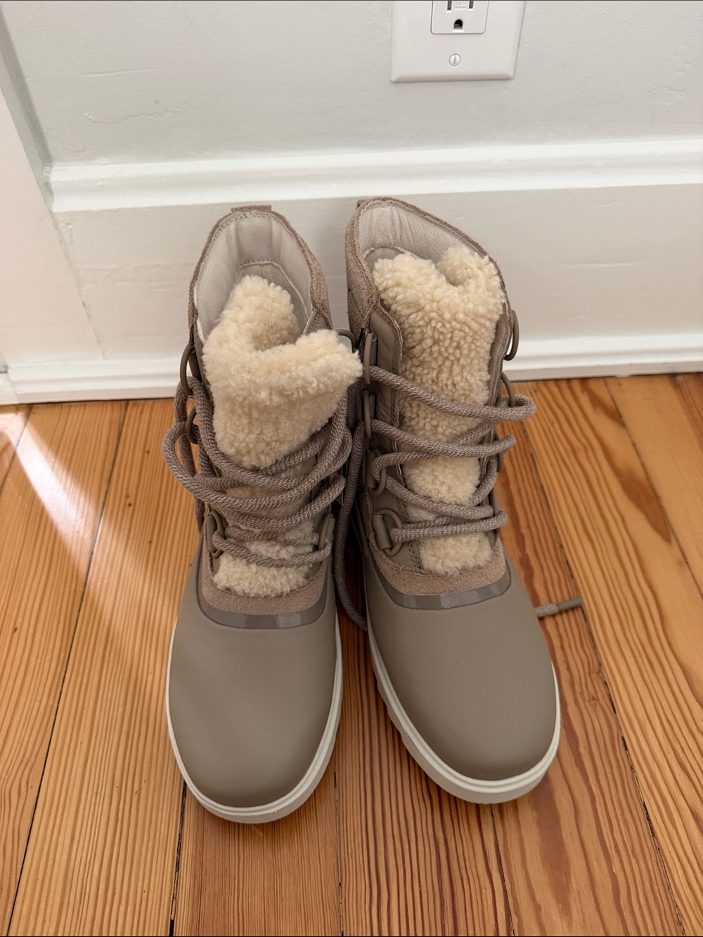 NWT Sorel Taupe Lace-Up Winter Boots with Cream Shearling